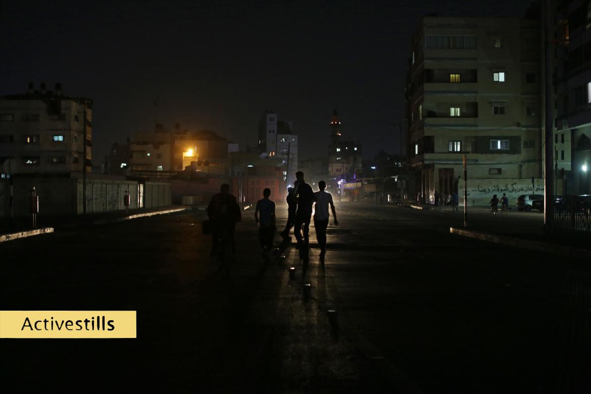 Foto de persoas en Gaza durante a crise eléctrica o 09/07/2017