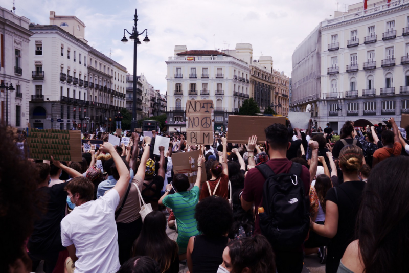 Persoas nunha manifestación na Porta do Sol en Madrid
